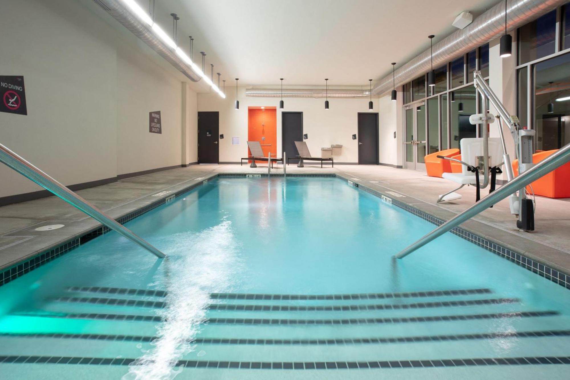 Aloft Aksarben Village 3*